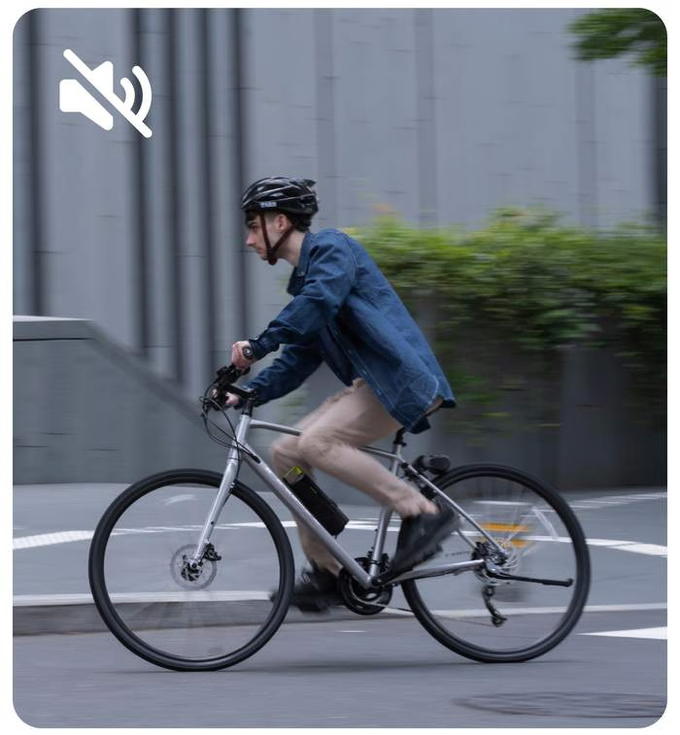 Ciclista pedalando com Kamingo na cidade
